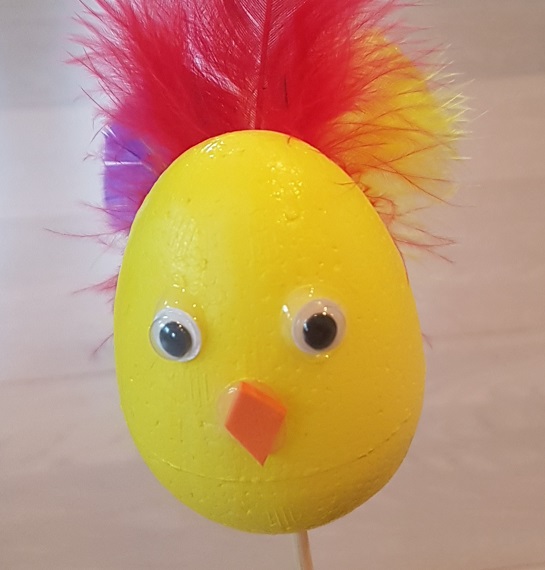 Påskekylling laget av isoporegg, med øyne, nebb og fargede fjær.