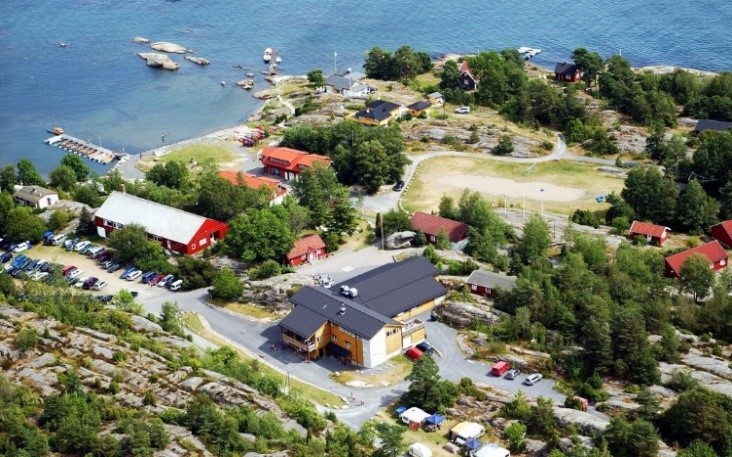 Barn som padler på en selvbygget flåte.
